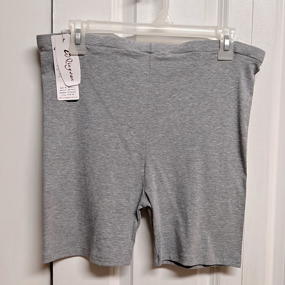 Qing Wan Light Gray Active Stretch Bike Shorts NWT - Picture 1 of 5